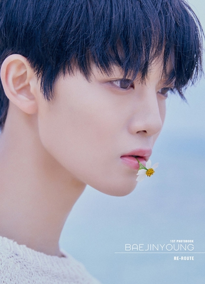 배진영, 첫 단독 화보집 '리 루트' 커버 공개