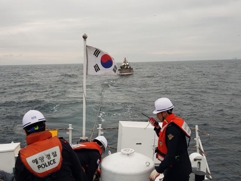 기관고장 선박을 예인하고 있다.(사진제공=부산해양경찰서)