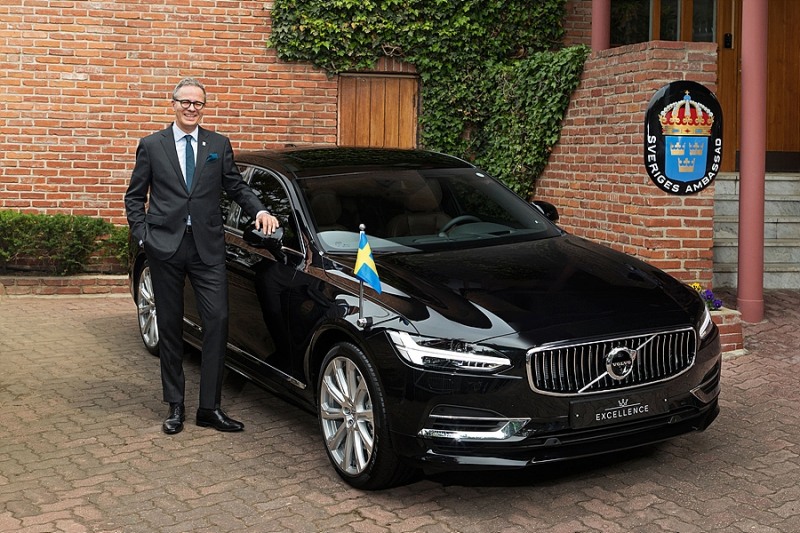 주한 스웨덴 야콥 할그렌 대사와 S90 엑설런스.(사진=볼보자동차코리아)
