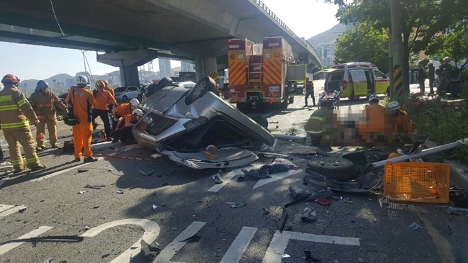충장고가도로 아래 추락한 승합차량.(사진제공=부산경찰청)
