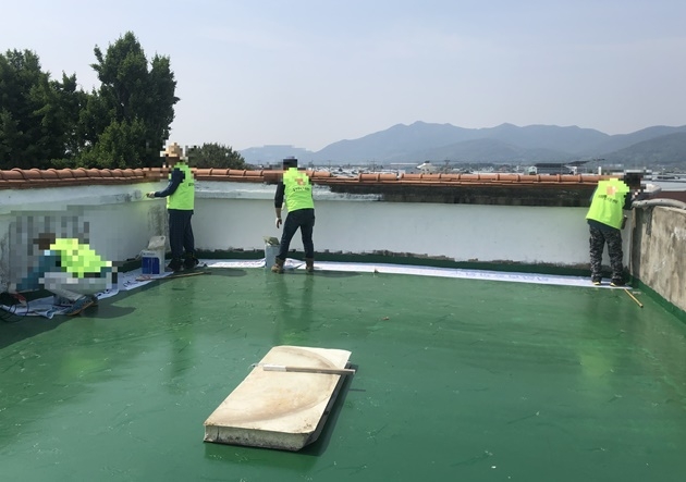 창원보호관찰소 밀양지소는 사회봉사 대상자들을 투입해 신망원 옥상의 외벽을 도색하고 있다.(사진제공=밀양준법지원센터)