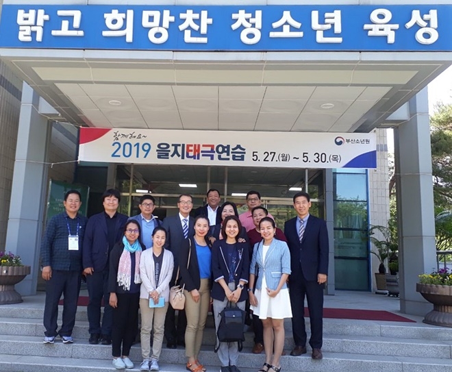 캄보디아 검찰총장과 판·검사 등 11명이 부산소년원을 방문하고 기념촬영.(사진제공=부산소년원)