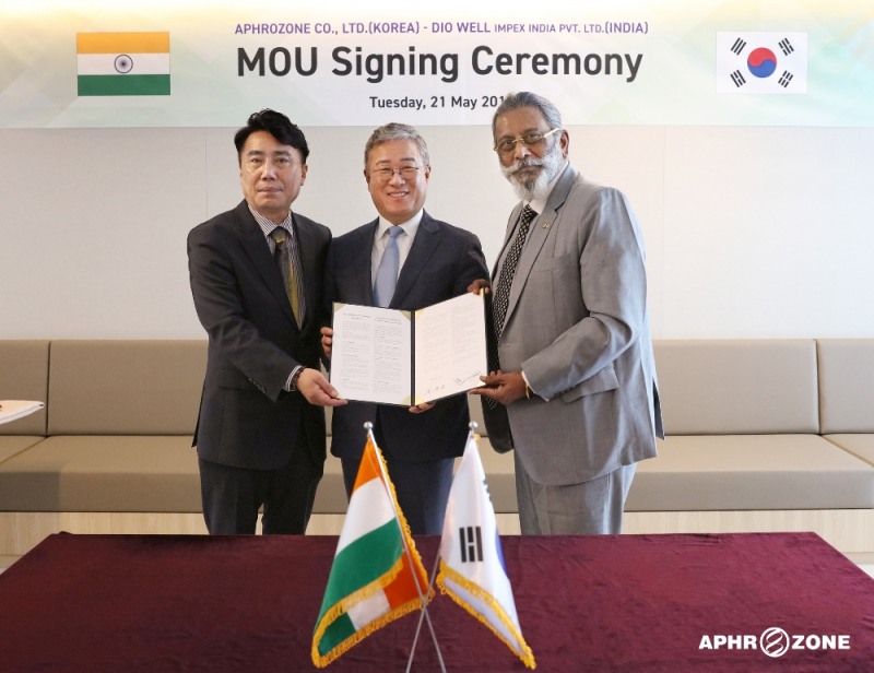 아프로존 김봉준 회장(가운데), 디오웰 대표 VIVEK N. VICHARE(우), 인도 법인장 오상식(좌)이 기념사진 촬영을 하고 있다. (사진=아프로존)