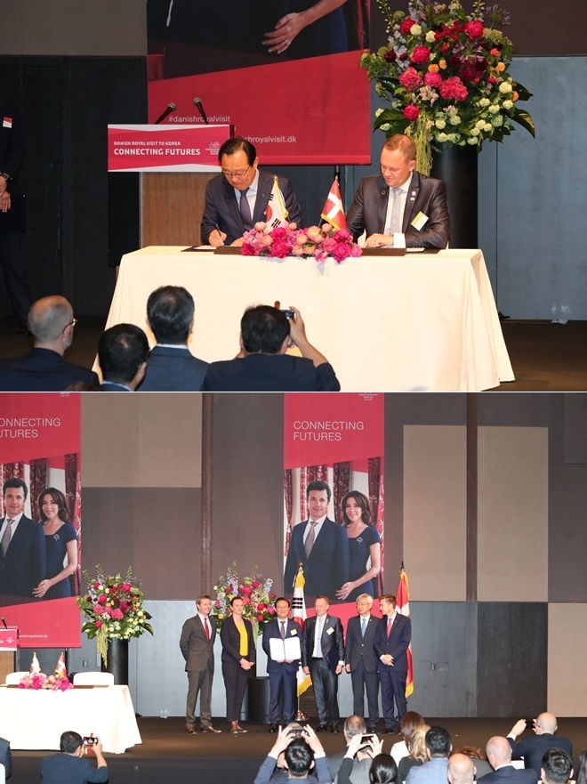 송철호 울산시장과 에스퍼 프로스트 라스무센 덴마크 에르비에르시장과 업무협약서에 서명을 하고 기념촬영.(사진제공=울산시)