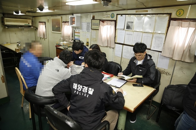 울산해경 방제과 직원들이 황함유량 조사를 진행하고 있다.(사진제공=울산해양경찰서)