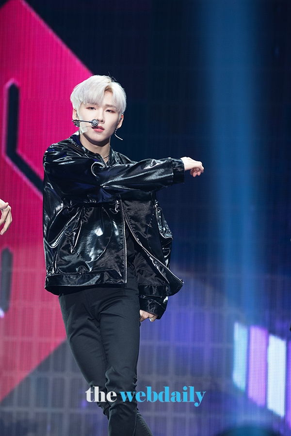 AB6IX 전웅, 데뷔 앨범 B:COMPLETE(비컴플릿)’ 발매 기념 쇼케이스 현장