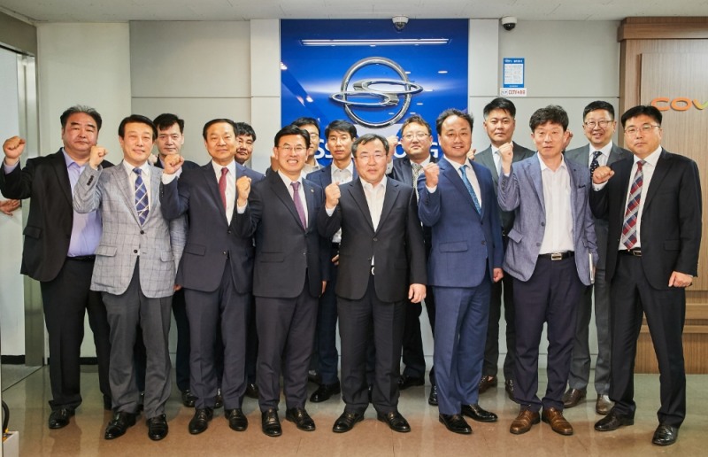예병태 신임 사장(사진 첫째줄 가운데)이 지난 15일 쌍용자동차 서울강남본부에서 본부 산하 대리점 대표들과 만난 뒤 목표 달성 의지를 다지며 파이팅을 외치고 있다.(사진=쌍용자동차)