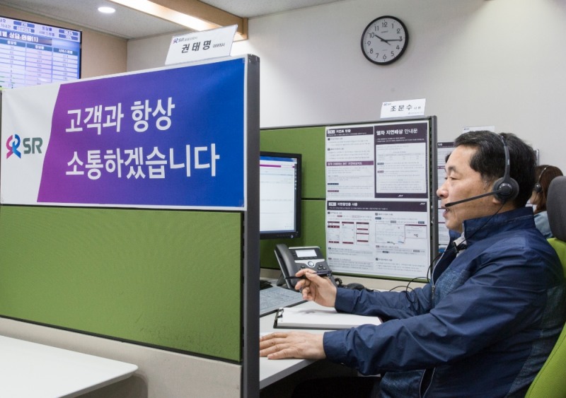 권태명 SR 대표이사가 22일 서울 강남구 SR고객센터에서 SRT 이용에 불편을 겪은 고객과 직접 전화 상담을 하며 현장의 목소리를 들었다.(사진=SR)