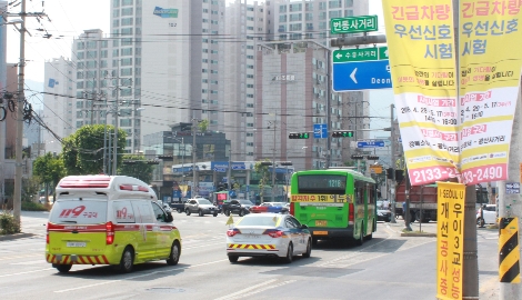 서울 강북구 번동 사거리에 강북소방서 구급차가 접근하자 교차로 신호등에 파란불이 들어온 모습. 사진=LG유플러스