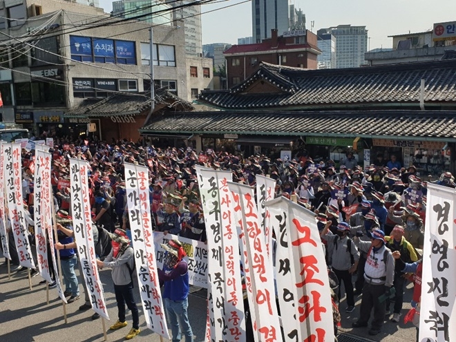 현대중공업 물적분할-대우조선 매각저지! 조선구조조정 분쇄! 금속노조 결의대회가 열리고 있다.(사진제공=금속 현대중공업지부)