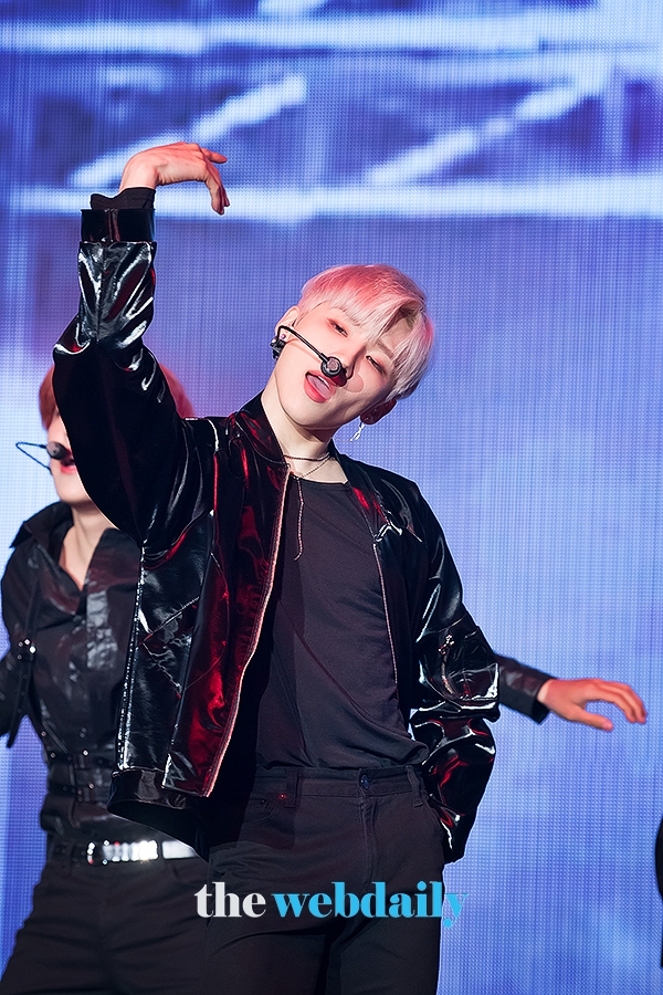 AB6IX 전웅, 데뷔 앨범 B:COMPLETE(비컴플릿)’ 발매 기념 쇼케이스 현장
