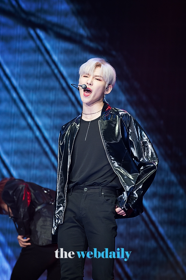 AB6IX 전웅, 데뷔 앨범 B:COMPLETE(비컴플릿)’ 발매 기념 쇼케이스 현장