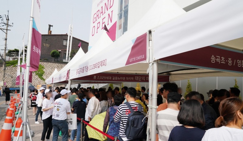 방문객들이 모델하우스를 둘러보기 위해 길게 줄을 서있다.(사진=롯데건설)