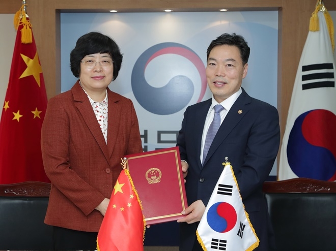 김오수 법무부 차관(오른쪽)이 23일 정부과천청사에서 펑리쥔 중국 사법부 고급 고문과 양국 간 사법 협력을 위한 양해각서에 서명 후 기념촬영을 하고 있다. (사진제공=법무부)