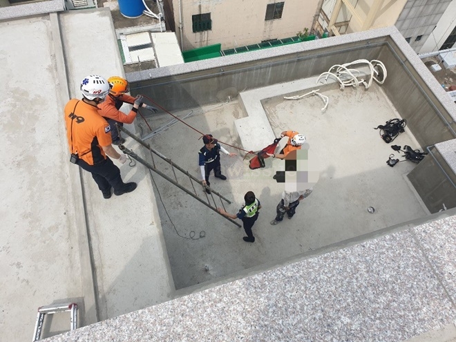 방수액 기화가스중독 사고현장에서 피해자를 구조하고 있다.(사진제공=부산경찰청)