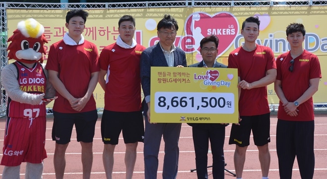 창원LG세이커스 한상욱 단장(사진왼쪽세번째), 경상남도사회복지공동모금회 유병설사무처장, 창원LG세이커스 강병현선수, 조성민선수, 양우섭선수, 김시래선수와 함께 기념촬영.(사진제공=경남사랑의열매)