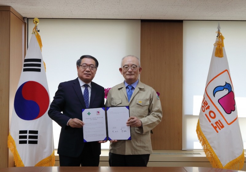신명호 회장직무대행(오른쪽)과 곽경조 창신고 교장선생님이 기념촬영하는 모습.(사진=부영)