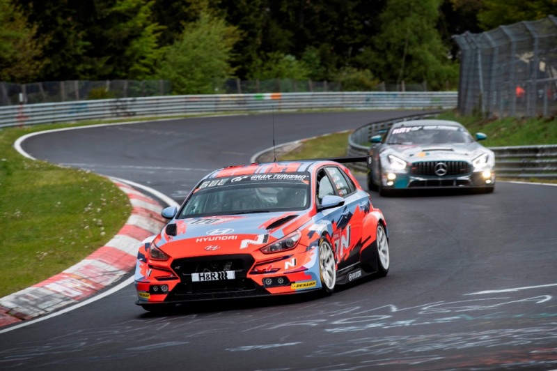 독일 뉘르부르크링 서킷에서 열린 ‘뉘르부르크링 24시 내구레이스’ 예선전에서 경주하는 모습.(사진=현대자동차)