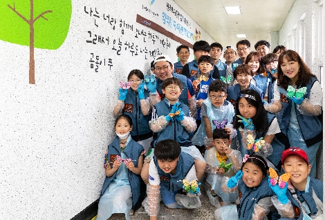 지난 25일 한국투자증권 참벗나눔 봉사단원들이 녹번종합사회복지관을 방문해 '벽화그리기' 봉사활동을 진행하고 있는 모습. 사진=한국투자증권