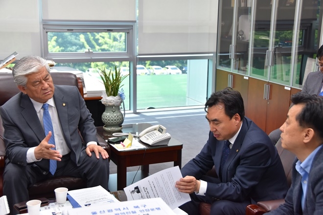 이상헌 국회의원(사진왼쪽)이 송정역(가칭)연장운행 필요성 및 추진상황에 대해 논의하고 있다.(사진제공=이상헌의원실)