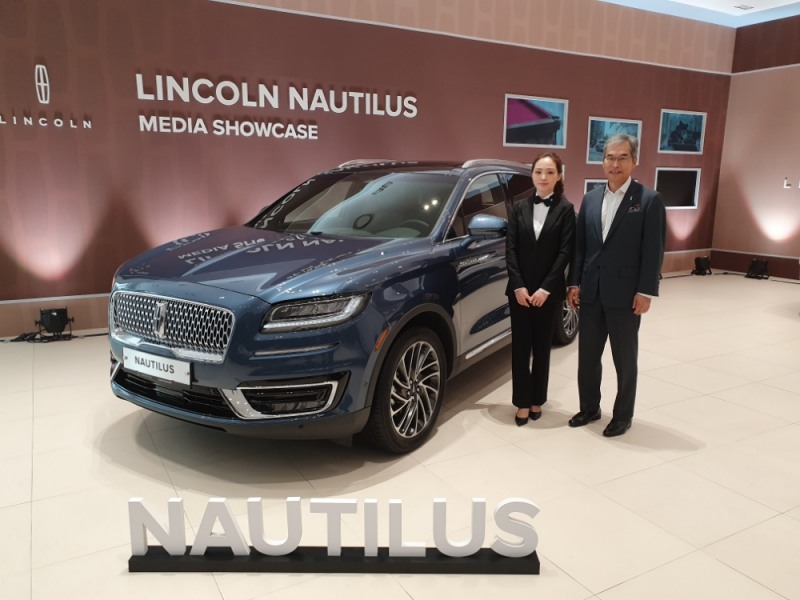 링컨코리아 정재희 대표와 당구여신 차유람 선수가 노틸러스를 배경으로 기념 촬영을 하고 있다.(사진=최영록 기자)