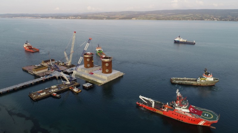 대림산업과 SK건설이 6만톤 규모의 케이슨을 제작장에서 예인선을 이용하여 설치할 장소까지 이동시키고 있다.(사진=대림산업)