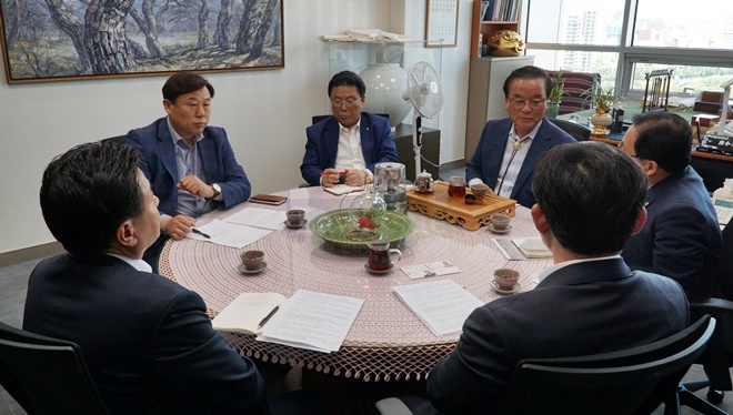 울산지역 국회의원들이 산업은행 성주영 수석부행장을 만나 현대중공업 물적분할, 본사 이전과 관련해 지역민심과 우려를 전달하고 해결책을 모색하고 있다.(사진제공=김종훈의원실)