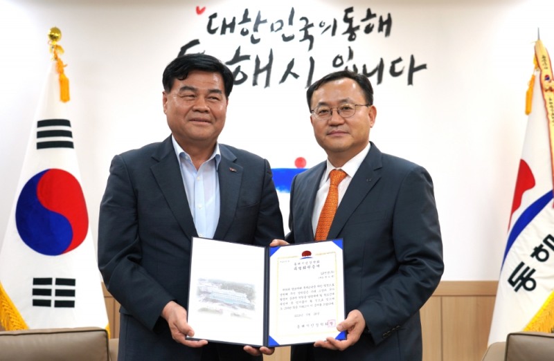 LS전선(대표 명노현)은 29일 강원도 동해시에 지역 인재 육성을 위한 장학금 5억원을 기탁했다고 밝혔다. (사진=LS전선)