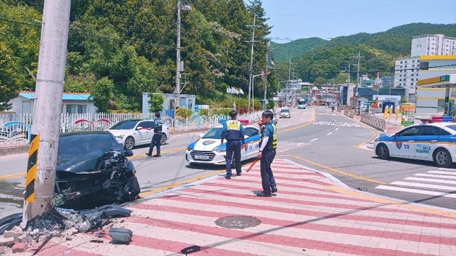 차량절도범이 도주하다 전신주를 들이받은 사고현장.(사진제공=경남경찰청)
