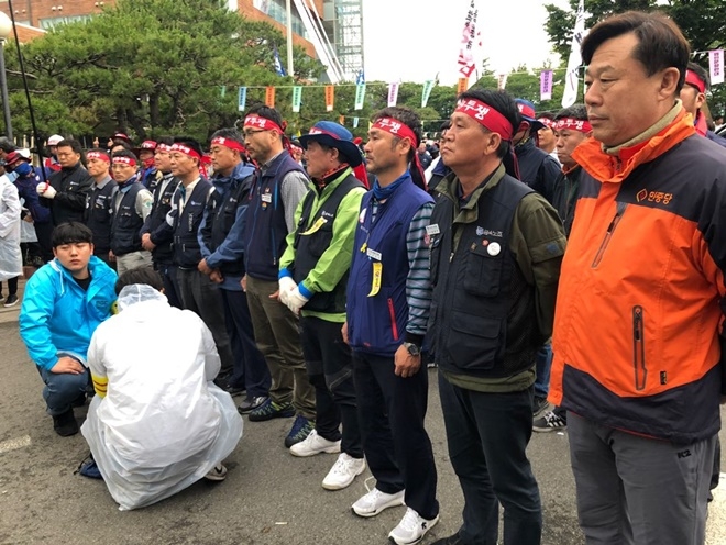 5월 31일 울산 동구 한마음회관 앞에서 현대중공업 회사분할 중단을 촉구하고 있다.(사진제공=민주노총울산본부)