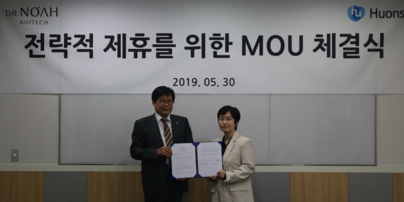 ▲ 30일 휴온스 판교 본사에서 AI기반의 신약개발 공동연구 협약식이 열렸다. 좌측 부터 휴온스 엄기안 대표, 닥터노아바이오텍㈜ 이지현 대표. (사진=휴온스)