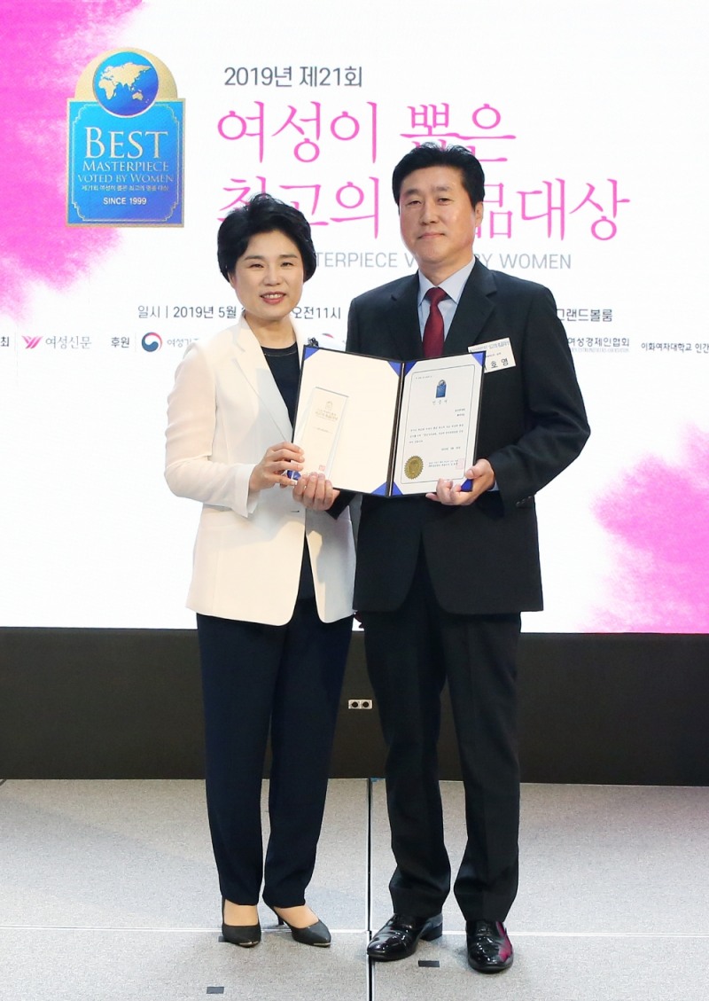 좌측부터 김효선 여성신문 대표, 서호영 동국제약 OTC 사업부 상무. (사진=동국제약)
