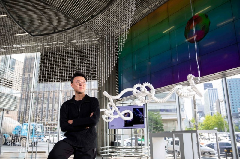 미디어 아티스트 박제성과 그의 설치 작품.(사진=현대자동차)