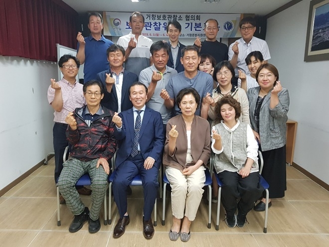 보호관찰위원들 기본교육을 하고 기념촬영.(사진제공=거창준법지원센터)