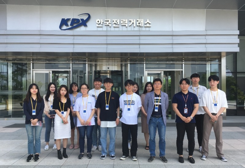 전력거래소(이사장 조영탁)는 지난 4일 전남 나주시 본사에서 광주·전남 지역대학 학생들을 초청하는 행사를 시행하였다.(사진=전력거래소)