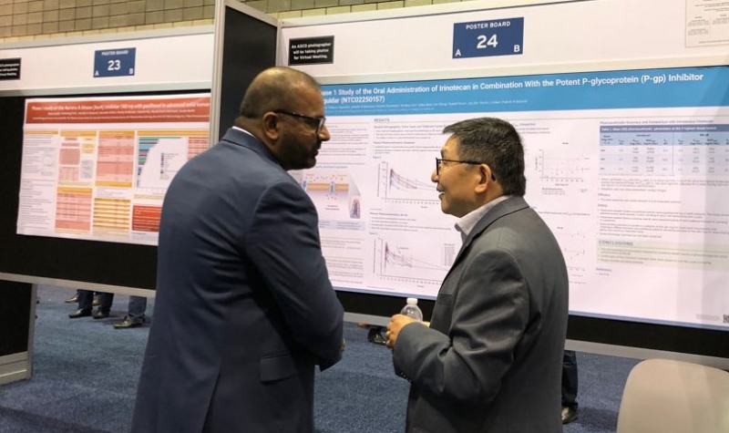 ASCO에 참석한 아테넥스 관계자(右)가 오라스커버리 적용 후보물질에 대한 포스터 발표를 진행하고 있다. (사진=한미약품)