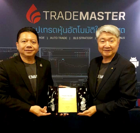최명재 대신증권 IT본부장(사진 오른쪽)과 피쳇시띠암누아이 부알루앙증권 대표(사진 왼쪽)가 ‘트레이드 마스터(Trade Master)’ 런칭 행사를 갖고 기념촬영하고 있다. 사진=대신증권