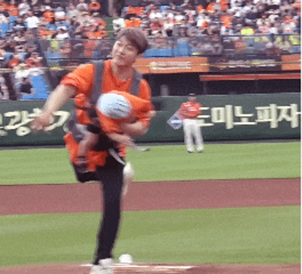 최민환 시구를 둘러싸고 보는이들의 불편한 반응이 쏟아지고 있다 / youtube화면