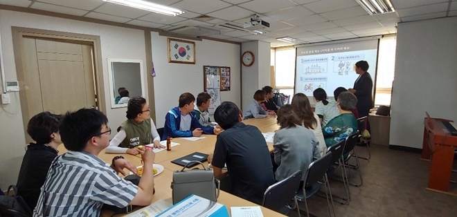 6월 10일 부산지적발달장애인복지협회에서 장애인유권자 연수를 실시하고 있다. (사진제공=부산시선거관리위원회)