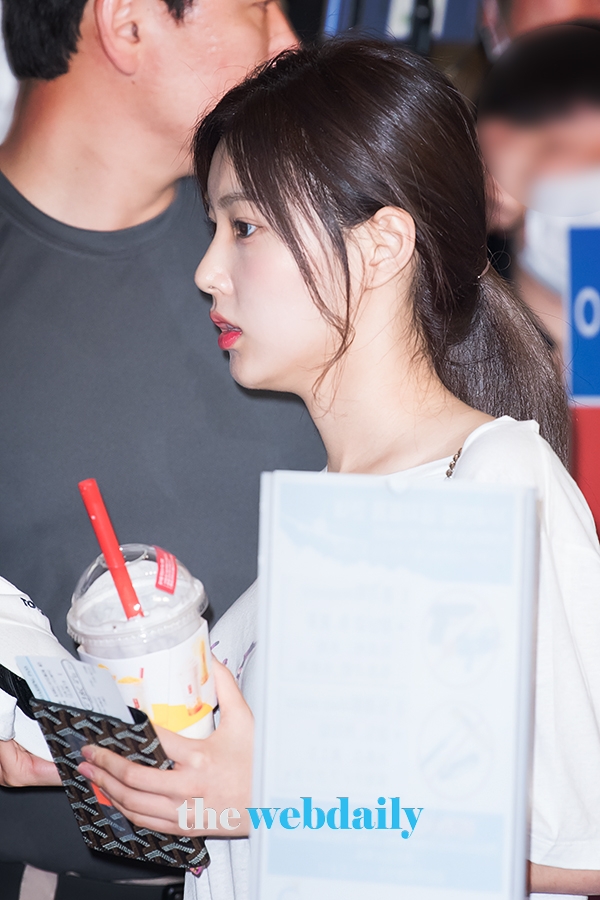 아이즈원(IZONE) 강혜원, 김포국제공항 출국 현장