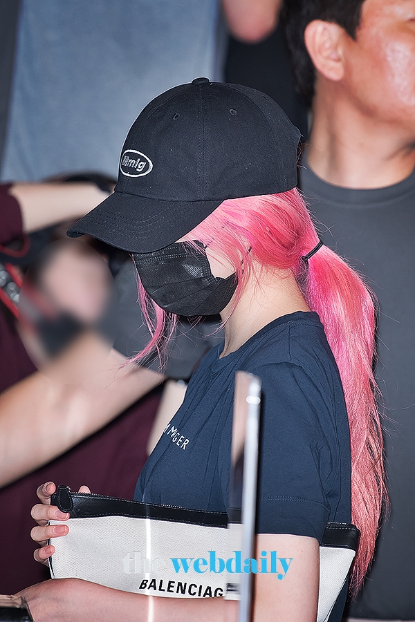아이즈원(IZONE) 김민주, 김포국제공항 출국 현장