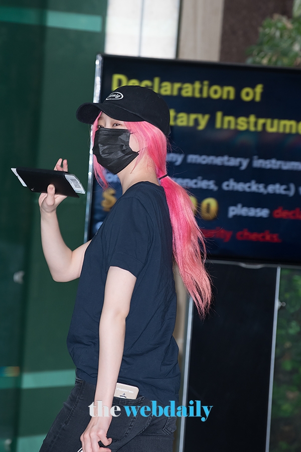 아이즈원(IZONE) 김민주, 김포국제공항 출국 현장