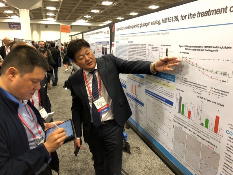 제79회 ADA에 참석한 한미약품연구센터 최인영 상무가 LAPSGlucagon Analog의 주요 연구 결과에 대한 포스터 발표를 진행하고 있다.(사진=한미약품)