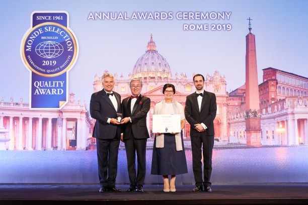 아프로존 김봉준 회장(좌측에서 두번째)이 2019 몽드셀렉션 ‘금상’을 수상하고 기념사진 촬영을 하고 있다. (사진=아프로존)