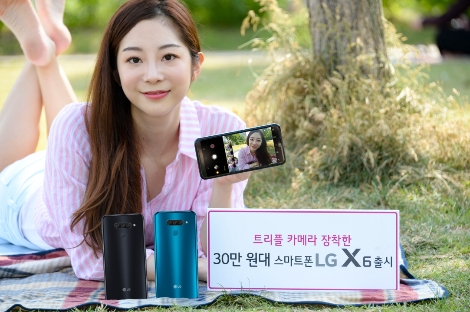 10일 모델이 서울시 여의도에서 LG X6를 소개하고 있다. 사진=LG전자