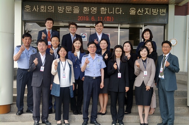 울산지방변호사회 소속 변호사들이 울산구치소를 참관하고 기념찰영을 하고 있다.(사진제공=울산구치소)