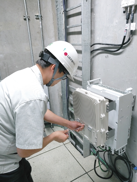 LG유플러스 직원이 강변 테크노마트에서 인빌딩 장비를 점검하고 있는 모습. 사진=LG유플러스