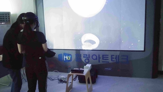 VR(가상현실)을 활용한 통합예술치료프로그램을 시연해 보고있다.(사진제공=서울준법지원센터)