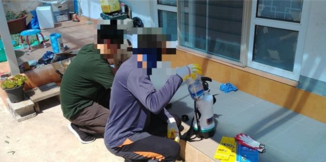 사회봉사대상자들이 독거노인의 집에 방역작업을 하고 있다.(사진제공=영월보호관찰소)