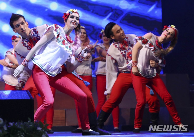 ‘우크라이나’팀이 지난 해 열린 ‘2018 IYF월드문화캠프 기념 그라시아스콘서트’ 프레스콜에서 공연하는 모습 / NEWSIS